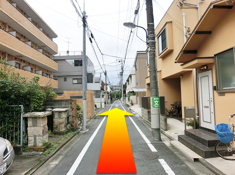 5.直進し、突き当りの区民ひろば富士見台で左折します